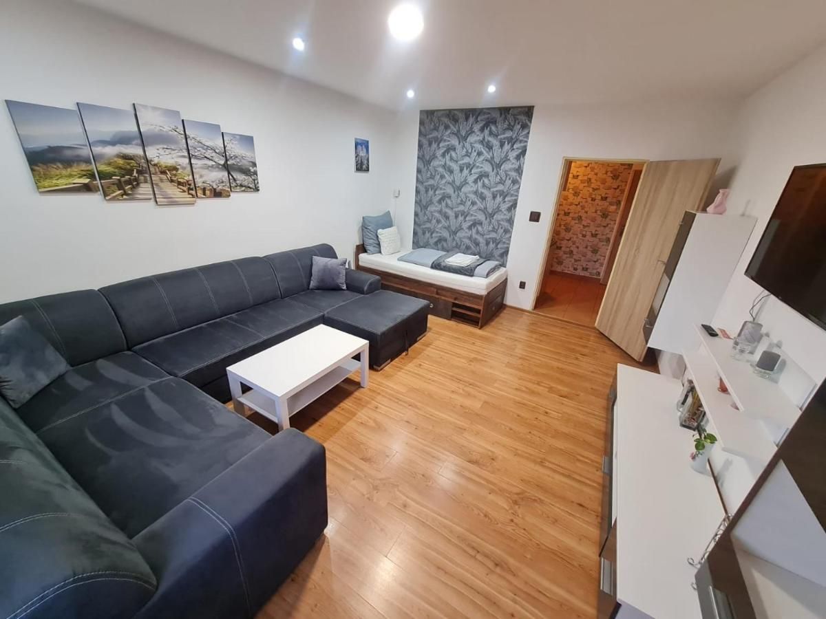 Obývací pokoj s pohovkou a televizí