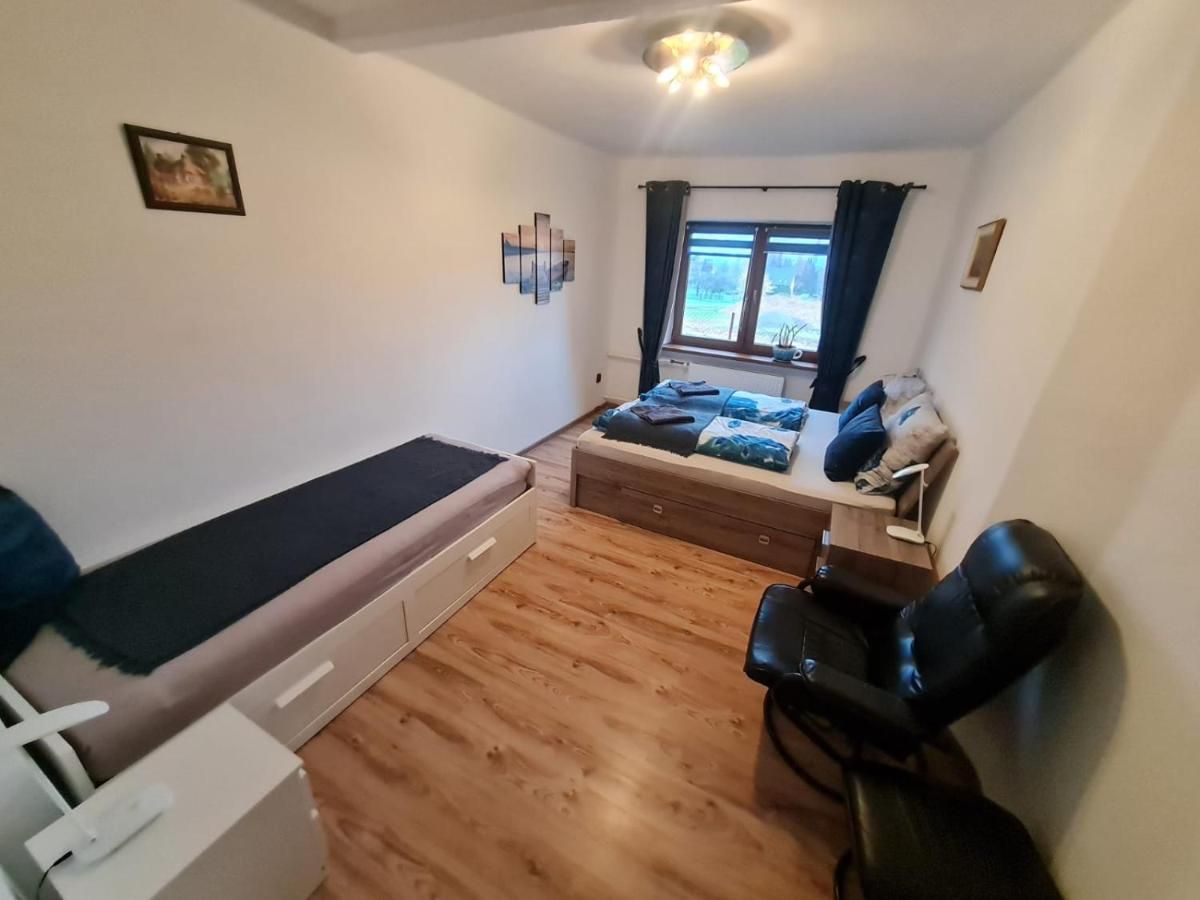 Ložnice s postelí a křeslem