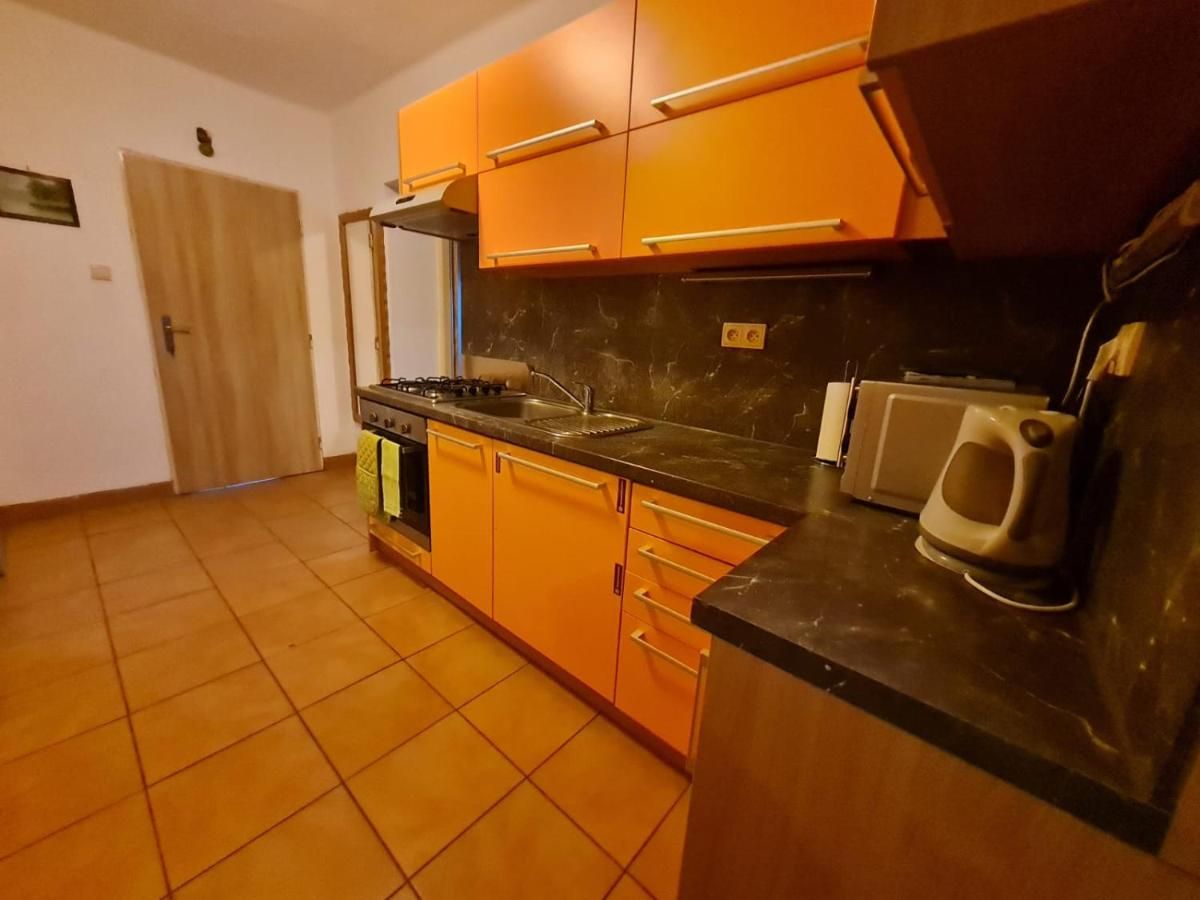 Kuchyň s troubou a varnou deskou